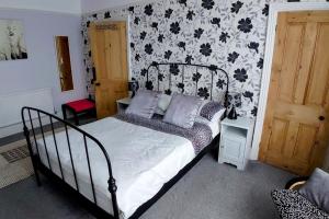 House - Sleeps 8 - Pet friendly - Garden - Parking