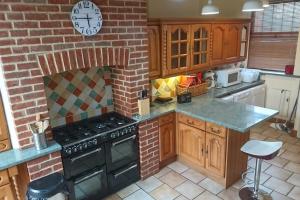 House - Sleeps 8 - Pet friendly - Garden - Parking