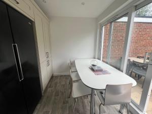 Tempest house - Ideal for contractors off road parking close to town centre