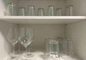 Spacious Apartment with Balcony - nearby Schlosspark - APOLONIAliving