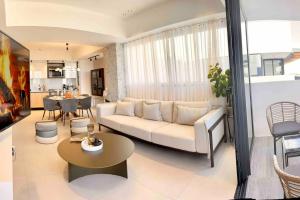 Stylish Upscale Condo, Pool