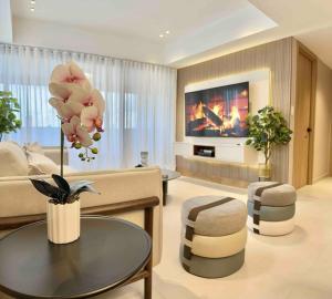 Stylish Upscale Condo, Pool