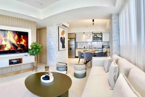 Stylish Upscale Condo, Pool