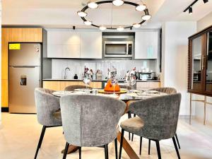 Stylish Upscale Condo, Pool