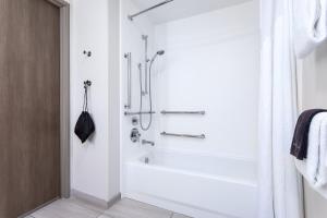 Holiday Inn Express & Suites Lancaster by IHG
