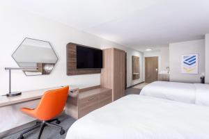 Holiday Inn Express & Suites Lancaster by IHG