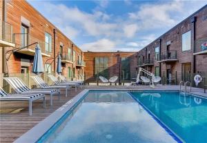 Prime East Downtown Studio w pool gym laundry
