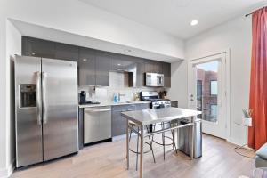 Prime East Downtown Studio w pool gym laundry