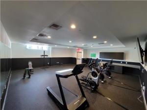 Prime East Downtown Studio w pool gym laundry