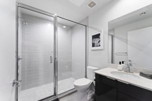 Prime East Downtown Studio w pool gym laundry