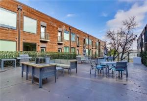 Prime East Downtown Studio w pool gym laundry