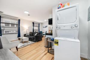 Cozy King Suite with Parking, Workspace, and in central location
