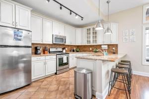 Stunning Shadyside 2 BR suite, First floor Unit in Walkable area