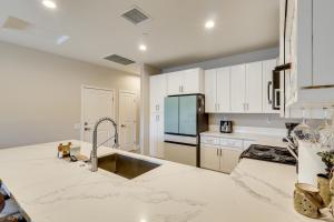 3 Mi to Lake Havasu Condo with Mountain and Lake View