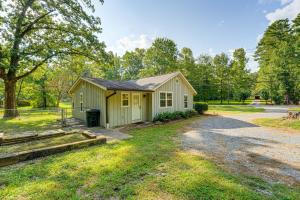 Peaceful Home with Porch and Yard, 5 Mi to Rome!