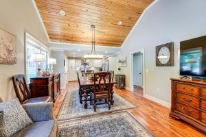 Peaceful Home with Porch and Yard, 5 Mi to Rome!