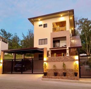 Humble Cocoon1-2BR Unit House Near Inflatable Island & Subic Bay Yacht