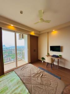 a irbnb in greater Noida Omaxe trade centre alpha 2