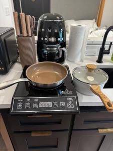 Historic Downtown Studio, Walk to Bathhouses, Room # 100