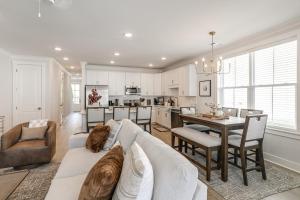 3 Mi to Ole Miss, New Build Inviting Townhome!