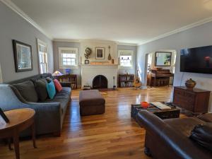 Charming 4 BR W Hot Tub 3 Kings Walk to Downtown