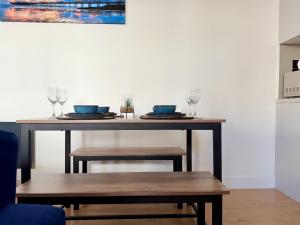 Spacious Preston Circus Flat - Great for Family, Group, Couples - Close to Station