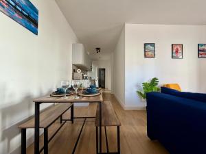 Spacious Preston Circus Flat - Great for Family, Group, Couples - Close to Station