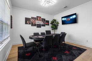 Heated Pool & Spa Mini Golf Bowling Game Room perfect for family