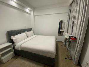 Serene executive 2 bedroom suite near Riverside Square at Winchester Gardens Riverside Drive