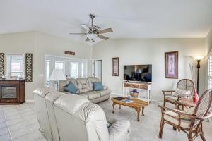 Dog-Friendly Home, Lake Henderson Across Street!