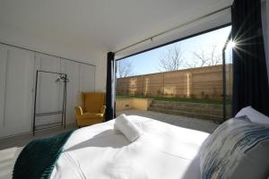 Ealing Broadway Great Stay 7-Minute Walk from the Underground