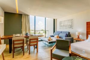 NEW Downtown Stay with Oceanview Roof Pool and Gym plus Cafe