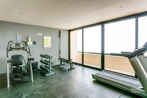 NEW Downtown Stay with Oceanview Roof Pool and Gym plus Cafe