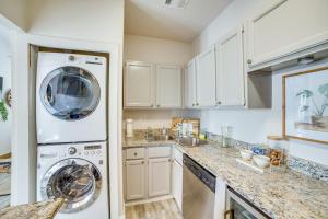 Walk to Restaurants and Bars Modern Dallas Retreat