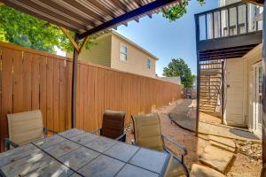 Walk to Restaurants and Bars Modern Dallas Retreat