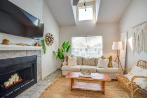 Walk to Restaurants and Bars Modern Dallas Retreat