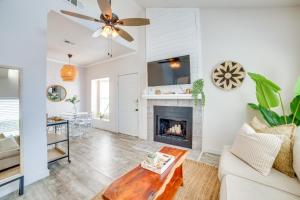 Walk to Restaurants and Bars Modern Dallas Retreat