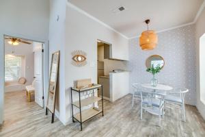 Walk to Restaurants and Bars Modern Dallas Retreat