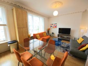 Beautiful Kensington Home with 4 beds, only 3 Minutes walk to Earls Court Station