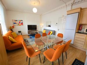 Beautiful Kensington Home with 4 beds, only 3 Minutes walk to Earls Court Station