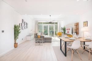 Free housekeeping visits during your stay - StayShort - Elegant 1BR Haven for 3 in Palm Jumeirah