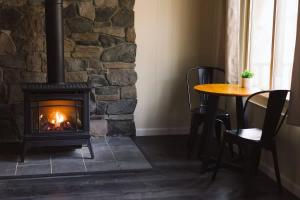 Hotevilla A-Frame Cabin with Wi-Fi & Pine Tree Views