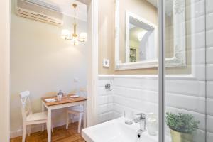 Elegant Central Haven - Contemporary Design and Heritage Vibes