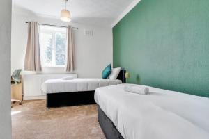 Modern 3BR Escape, Work & Relax, Fast Links to London, Free Parking