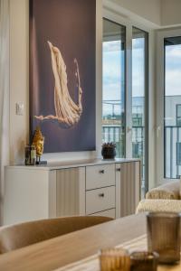 Chloés Beige Apartment with big balcony, O2 arena