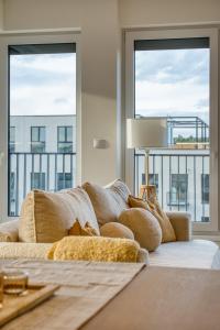 Chloés Beige Apartment with big balcony, O2 arena