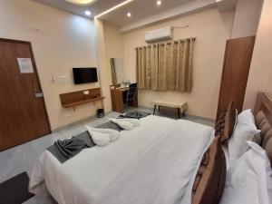 Shri Niwaas Varanasi -Forēigners Friendly, Parking-on-site Available, Near to Temple, Dashashwamedh Ghat and nearby attractions