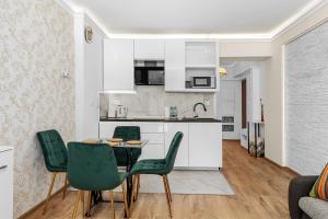 Sereno Vista Apartment by BookingHost