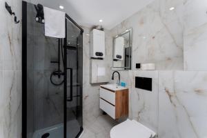 Sereno Vista Apartment by BookingHost