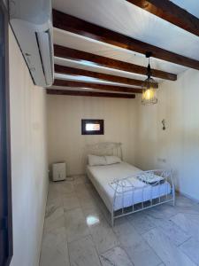 Charming Cyprus Getaway in Pfos - Garden View Holiday House